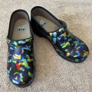 Dansko LT Pro Clogs Plume Patent Leather Feather Pattern Nurse Comfort Platform